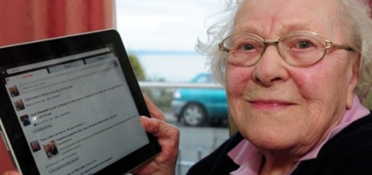 Oudere met iPad